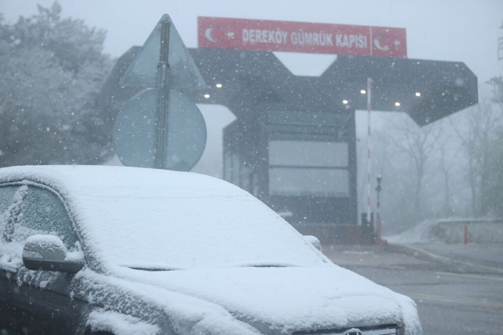 kirklarelinin yuksek kesimlerine kar yagdi EEEaHB5i