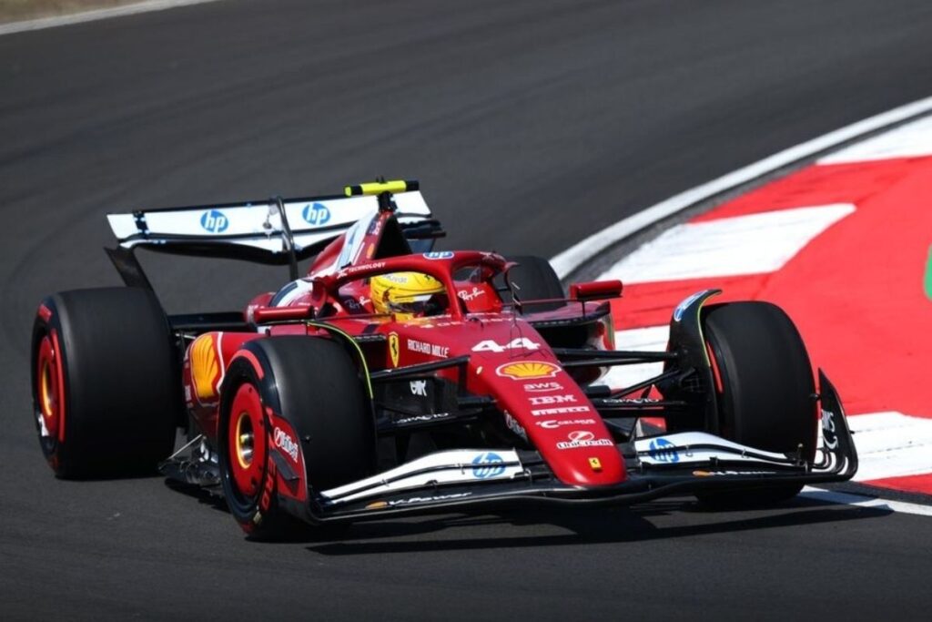 lewis hamilton cinde ferrari ile sprint pole pozisyonunu kazanarak saskina dondu Yhbu2ZZw