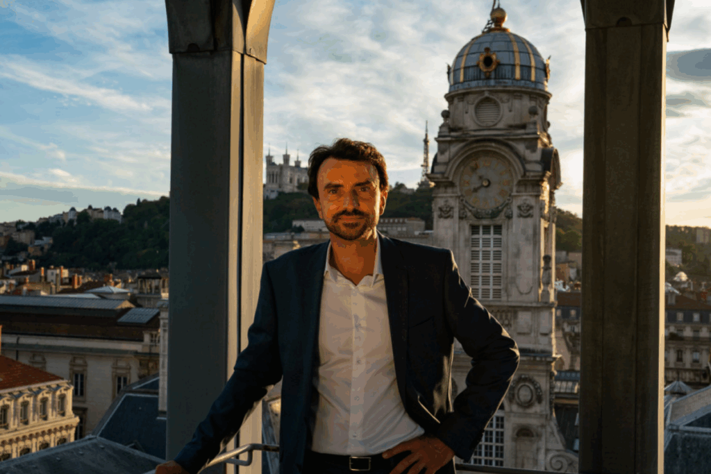 lyon belediye baskani gregory doucet kamu paralarini zimmetine gecirme suclamasiyla gozaltina alindi nPjwpN2E