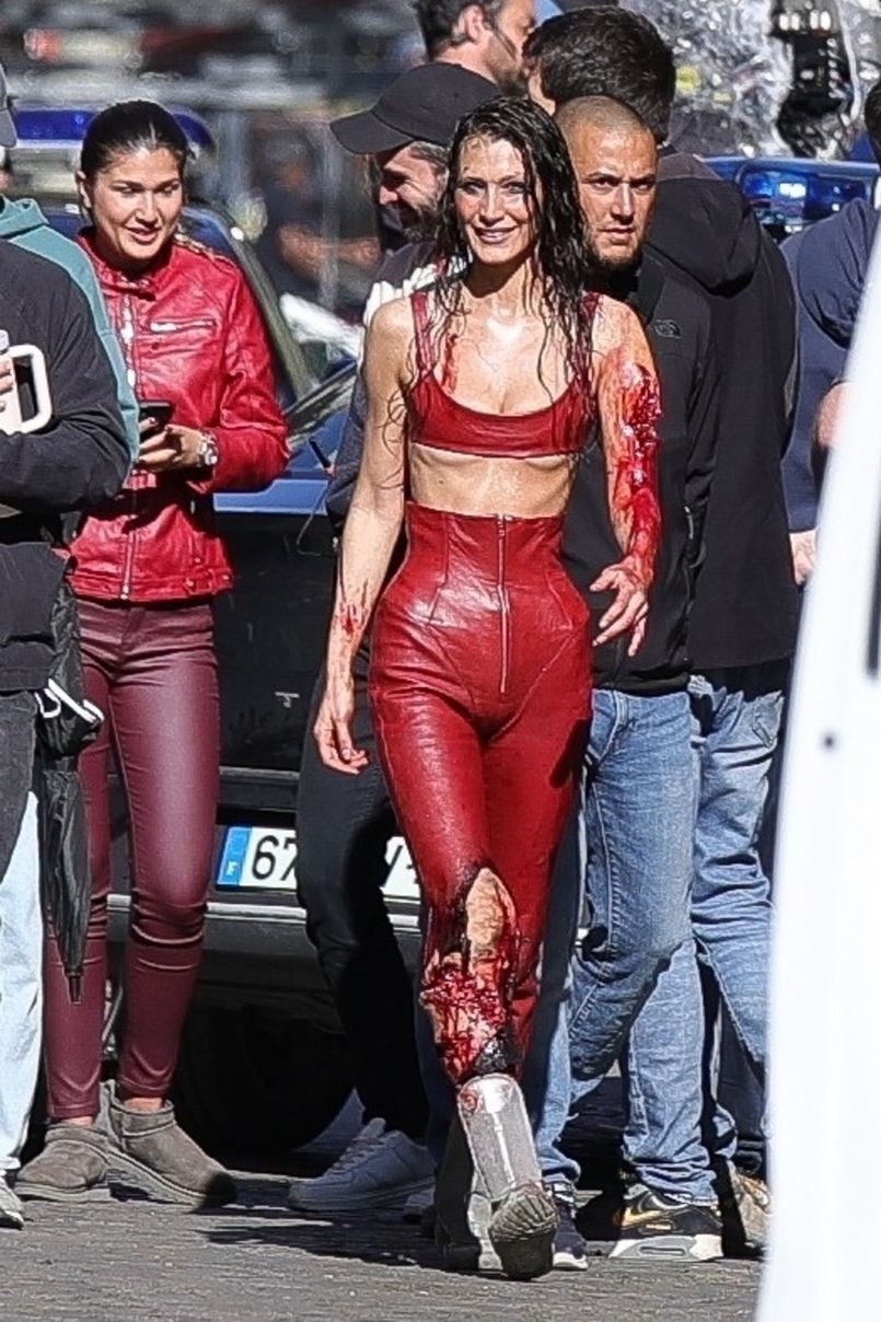 model bella hadid dizi setinde kanlar icinde 1 tFaRpFJs