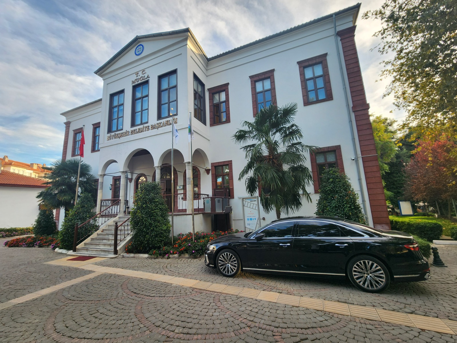 mugla buyuksehir belediyesinin boykot listesinde oldugu icin garaja kapattigi 17 milyon tllik audi otomobile ijpEHQYz