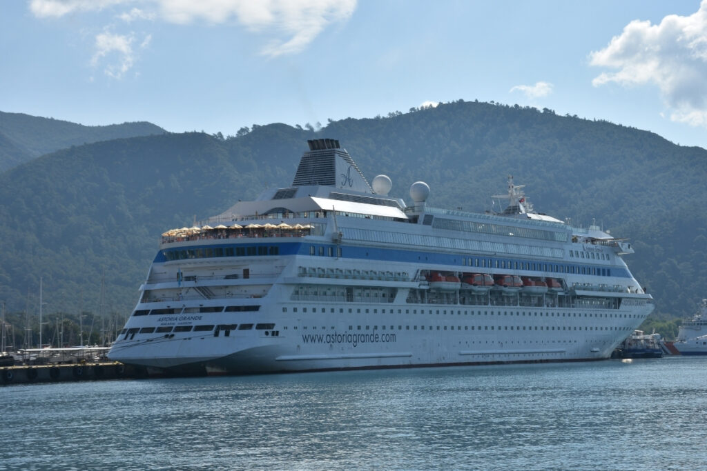 muglaninmarmarisilcesine sezonun ilk kruvaziyeri astoria grande ile 756 yolcu geldi 6S1XuHkd