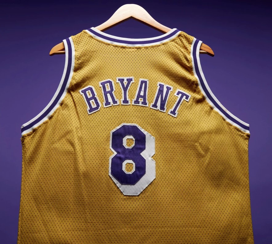 nbain efsane oyunculari michael jordan ve kobe bryantin ilk maclarinda giydikleri formalari yeni sahiplerini 9vLTwwJM