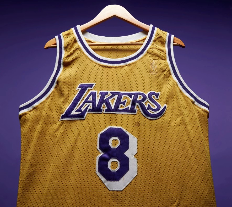 nbain efsane oyunculari michael jordan ve kobe bryantin ilk maclarinda giydikleri formalari yeni sahiplerini AmqI7pJ7