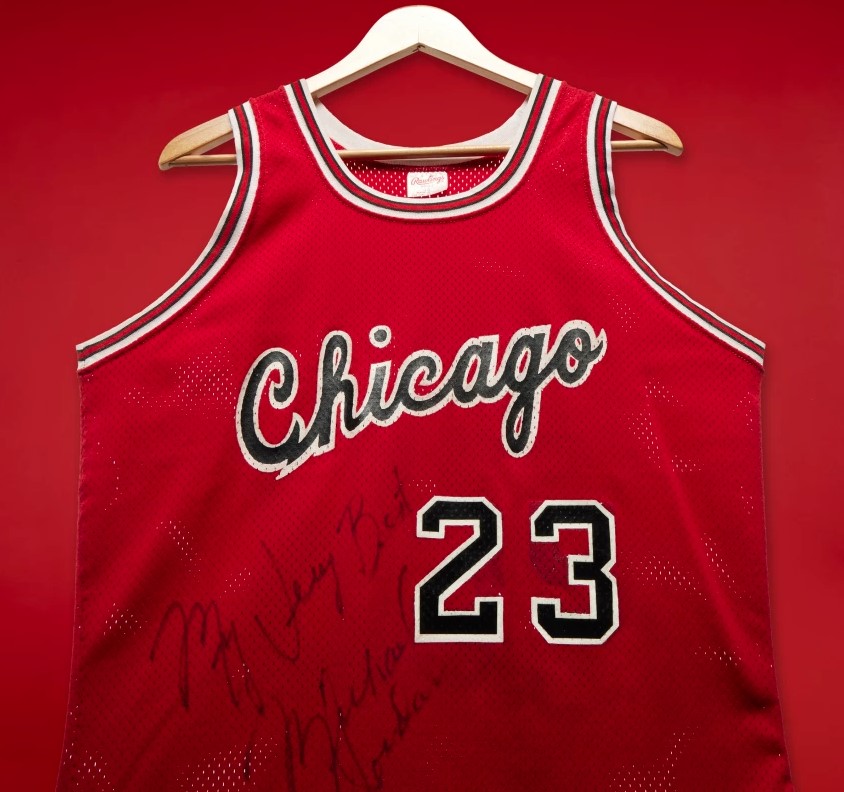 nbain efsane oyunculari michael jordan ve kobe bryantin ilk maclarinda giydikleri formalari yeni sahiplerini K8uDXZvJ