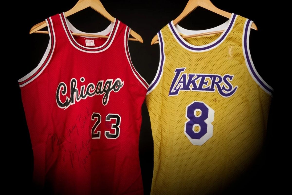nbain efsane oyunculari michael jordan ve kobe bryantin ilk maclarinda giydikleri formalari yeni sahiplerini Q5O9U7BI