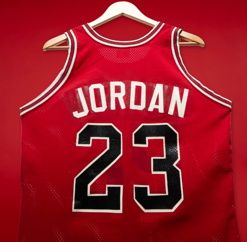 nbain efsane oyunculari michael jordan ve kobe bryantin ilk maclarinda giydikleri formalari yeni sahiplerini VBCnAaDn
