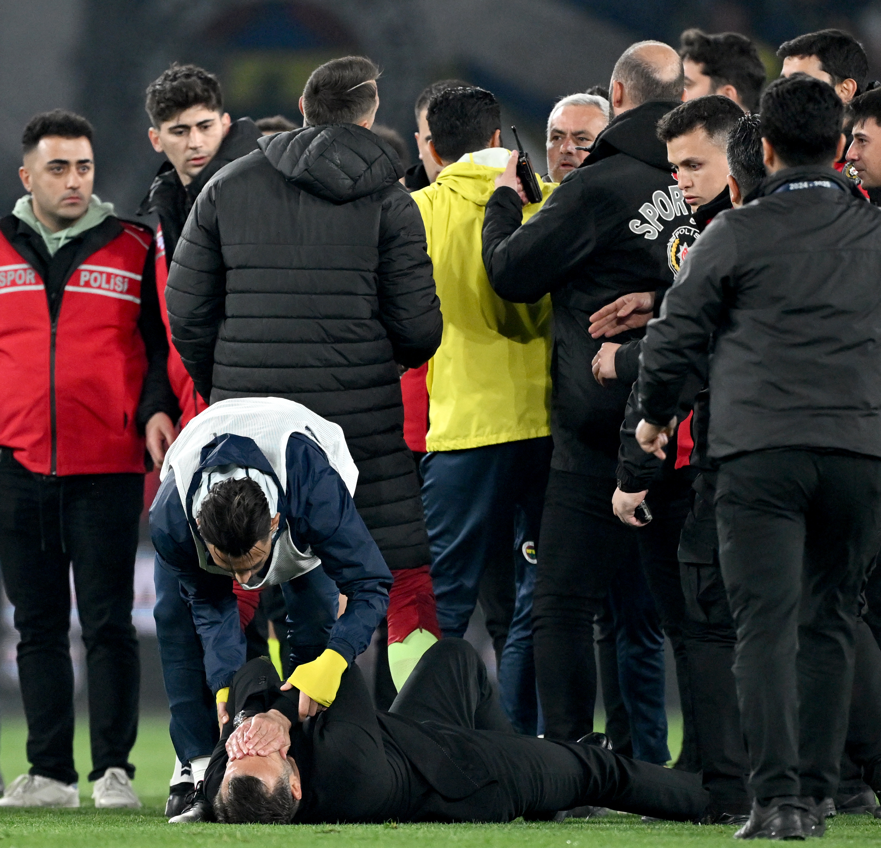 okan buruk jose mourinhonun mudahalesiyle yerde kaldi 0 tidiF6hI