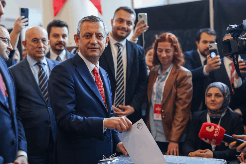 olaganustu kurultayda ozgur ozel 1171 oyla yeniden chp genel baskani secildi ZQGUwK5e