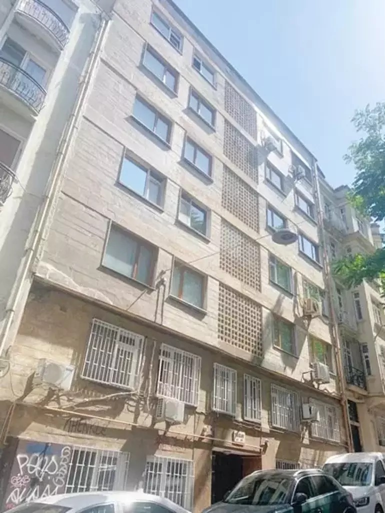 orhan pamukun bosalttirdigi taray apartmaninda izzeddin calislara hirsizlik soku 0 HeTRUMnG