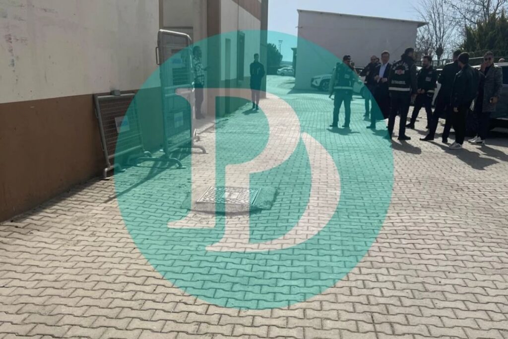 pdnin yayinladigi ekrem imamoglunun cezaevine girerken cekilen son fotografi turkiyenin gundemine oturdu YYjsf32p