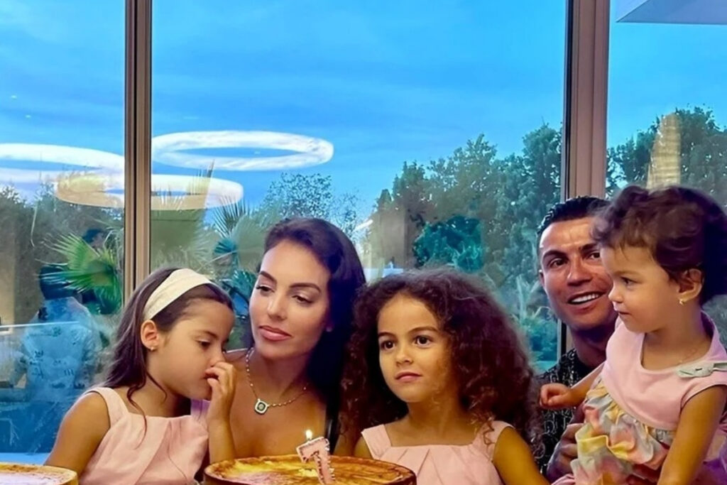 ronaldo cocuklarinin annesi georgina rodriguez ile evlilik icin adim atti I8wZeZjJ