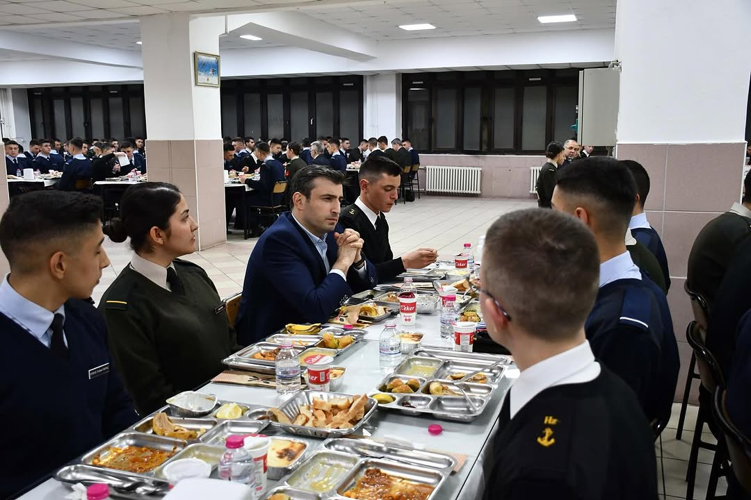 selcuk bayraktar harbiyelilerle once iftar yapti sonra milli teknolojiyi konustu 0 4lgyArKn