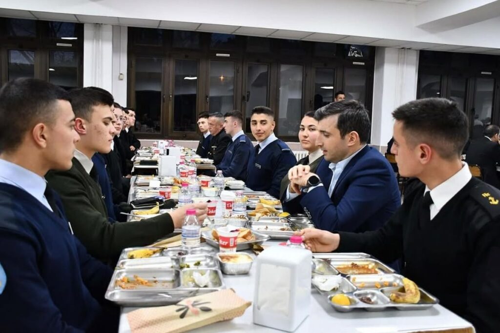 selcuk bayraktar harbiyelilerle once iftar yapti sonra milli teknolojiyi konustu 3r9YUUVV
