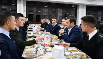 selcuk bayraktar harbiyelilerle once iftar yapti sonra milli teknolojiyi konustu 3r9YUUVV