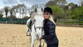 sosyetik isim siren ertan tarifsiz bir huzur dedigi at biniciligine devam ediyor jnzT9MiY