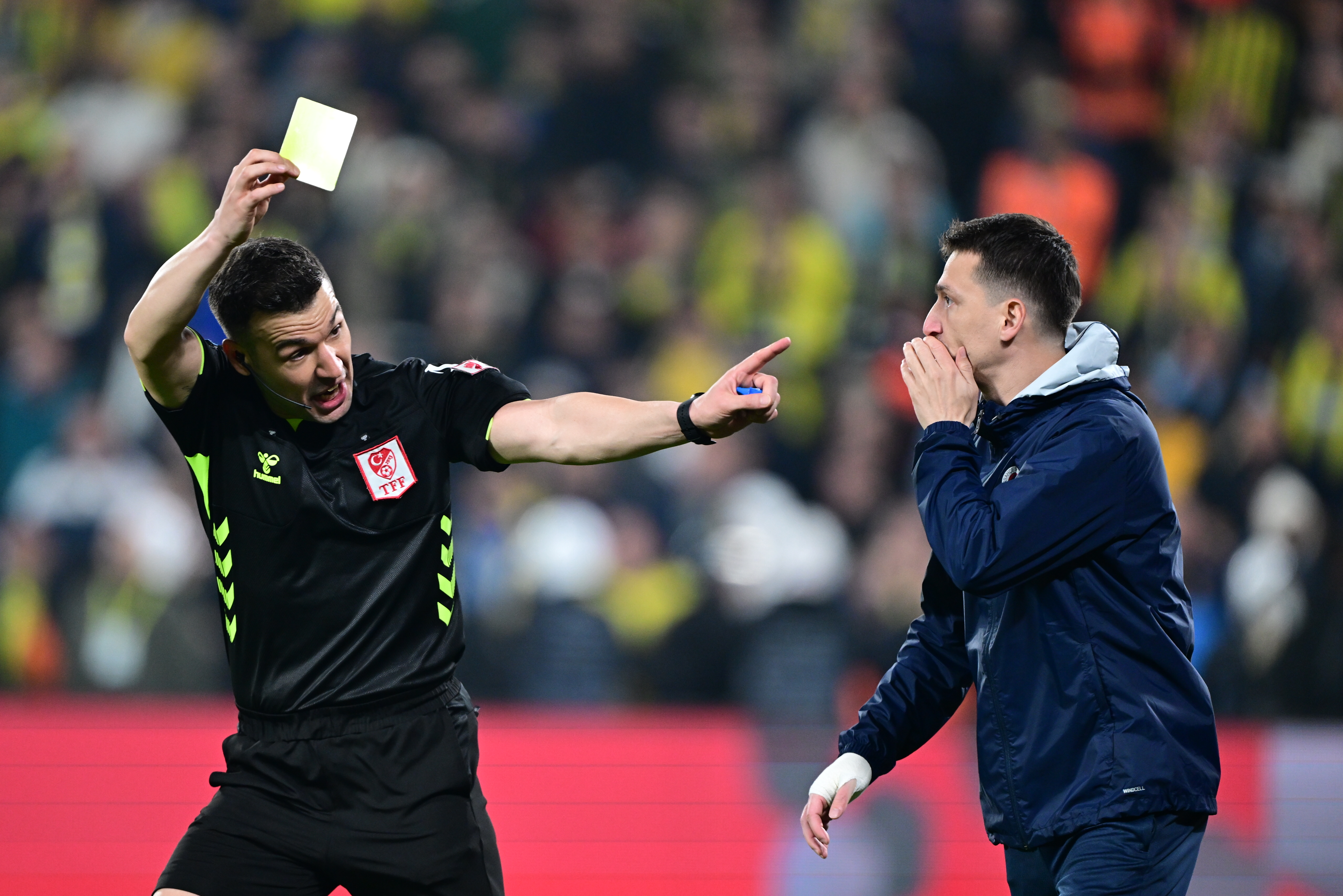 sportmenlik disi davranis nedeniyle jose mourinhoya 3 baris alper yilmaza ise 1 mac ceza