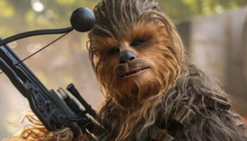 star wars uclemesinde kullanilan chewbacca karakterinin ikonik yayli silahi acik artirmada satildi s5xvs7wa