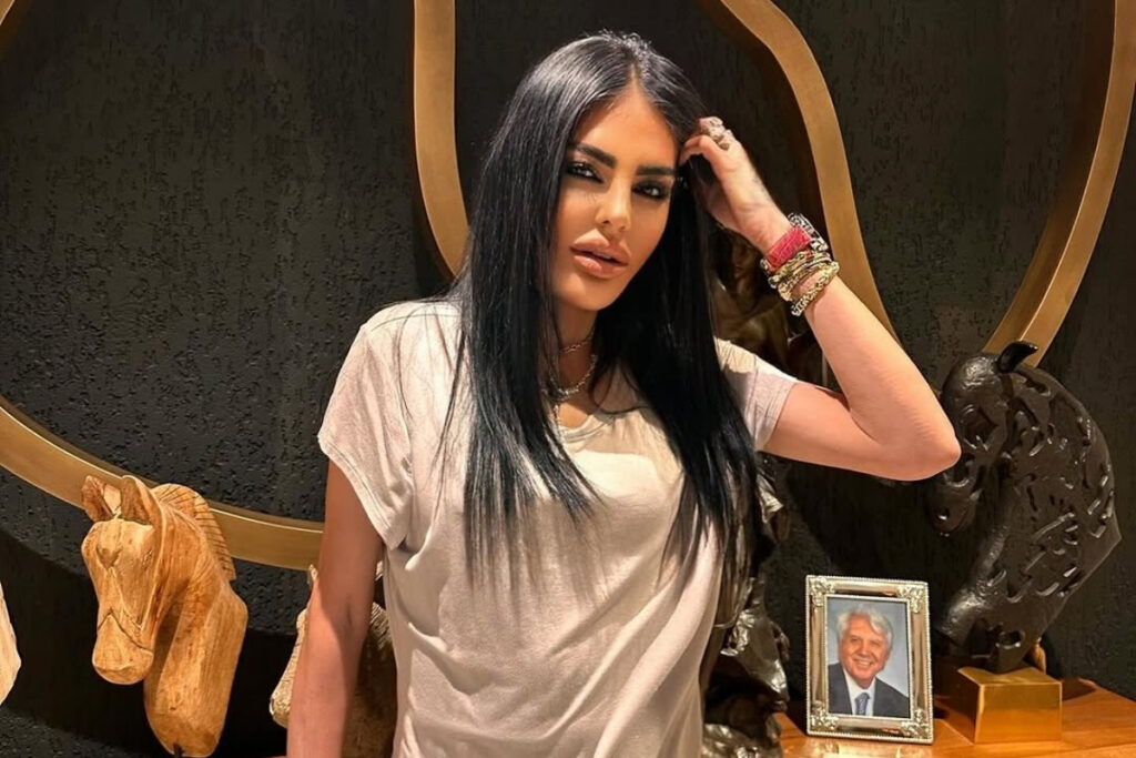sureyya yalcin vefat eden babasi faruk yalcinin fotografi basinda poz verdi 7dJNqfCL