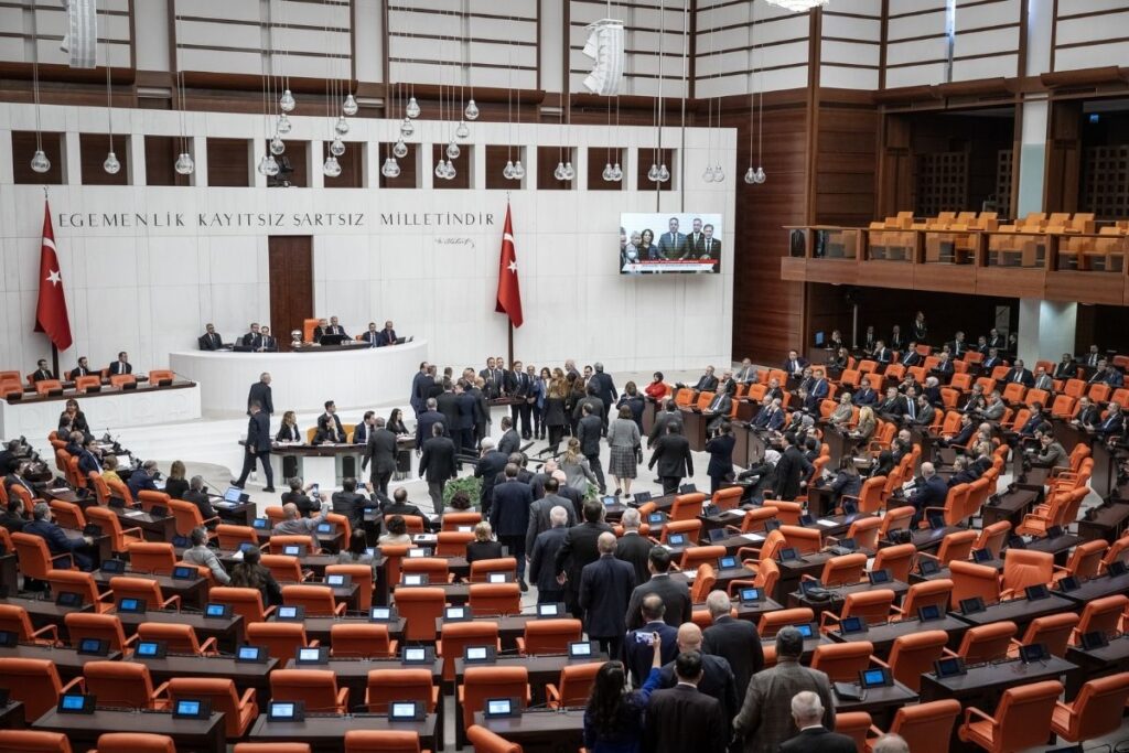 tbmm genel kurulu chp milletvekillerinin kursu isgali nedeniyle kapandi dlxVnWYT