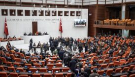 tbmm genel kurulu chp milletvekillerinin kursu isgali nedeniyle kapandi dlxVnWYT