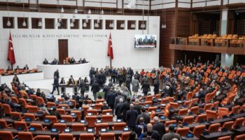 tbmm genel kurulu chp milletvekillerinin kursu isgali nedeniyle kapandi dlxVnWYT