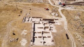 1600 yillik luks davetlilere ikram etmek icin havuzda balikyetistirmisler pUvBCEPL