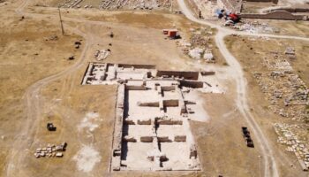 1600 yillik luks davetlilere ikram etmek icin havuzda balikyetistirmisler pUvBCEPL