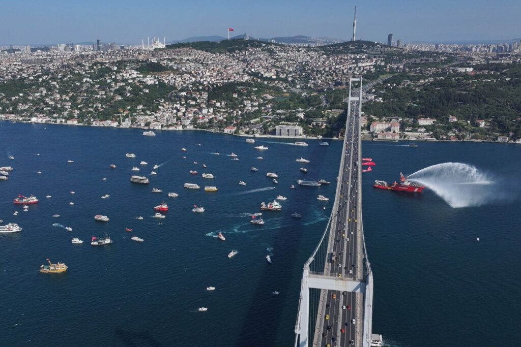 253 sehidin anisina 253 tekneyle istanbul bogazinda 15 temmuz gecisi w3I7PrF2