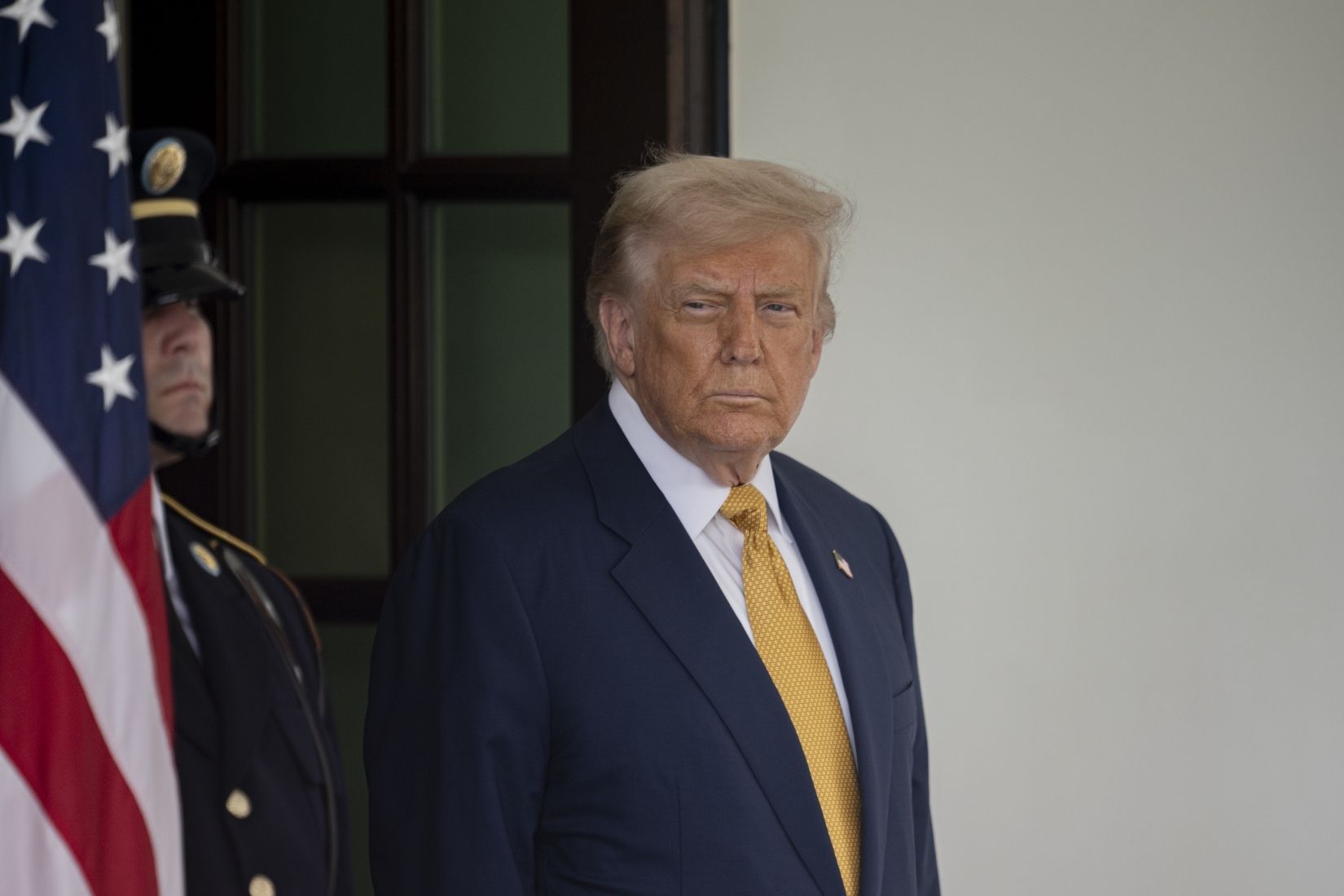 abd baskani donald trumpin ellerindeki morluklarin ve ayaklarindaki sisliklerin sebebi aciklandi 1