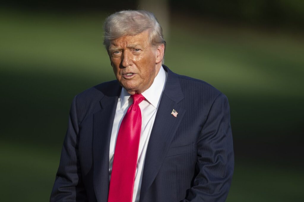 abd baskani donald trumpin ellerindeki morluklarin ve ayaklarindaki sisliklerin sebebi aciklandi qYHB9S7r