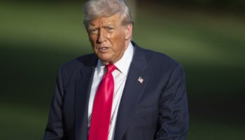 abd baskani donald trumpin ellerindeki morluklarin ve ayaklarindaki sisliklerin sebebi aciklandi qYHB9S7r