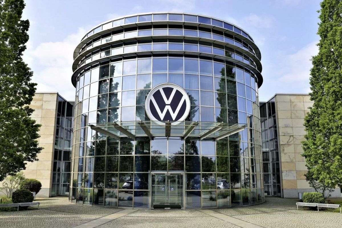 alman otomotiv devi volkswagen gumruk tarifeleri nedeniyle yilin ilk yarisinda 15 milyar dolarlik zarar LS4TOIEw