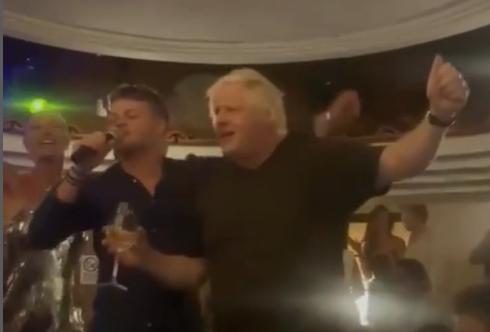 aslen cankirili olan eski ingiltere basbakani boris johnson italyada sabaha kadar eglendi 0 2W4BDyv5
