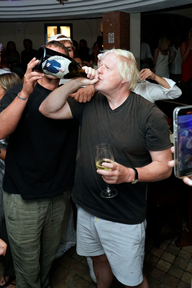 aslen cankirili olan eski ingiltere basbakani boris johnson italyada sabaha kadar eglendi 3 T8jFYspv