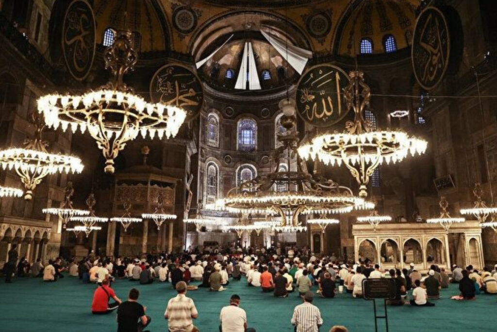 ayasofya i kebir camii ibadete acildigi 24 temmuz 2020den bu yana 40 milyon kisiyi agirladi ASYf3AcO