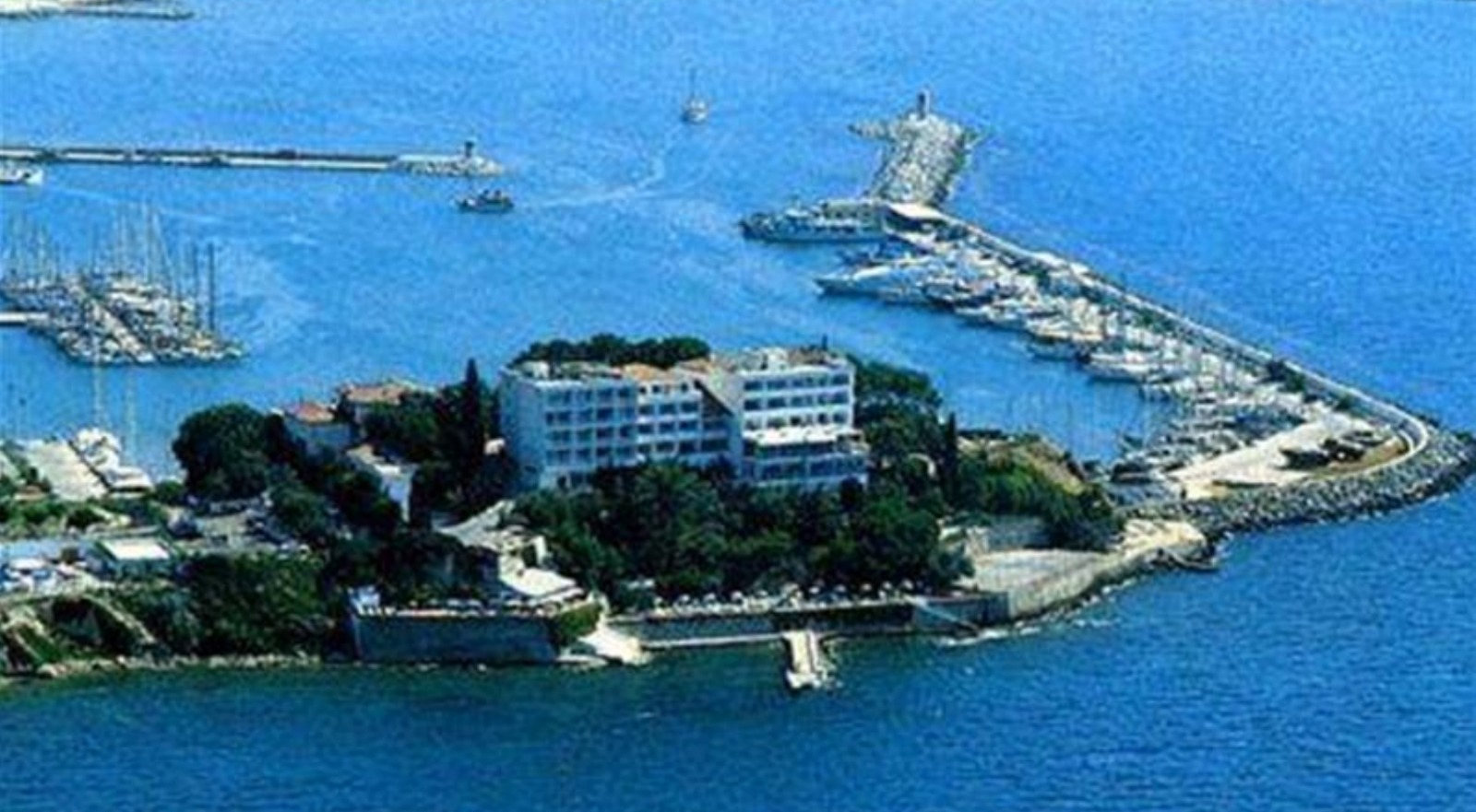 aydinin kusadasi ilcesinin simgelerinden olan kismet oteldeki insaat faaliyetleri tartismalari da beraberinde getirdi 1