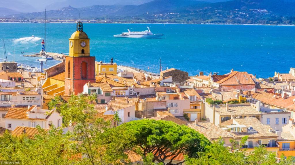 bir zamanlarin sessiz bir balikci koyu bugun fransiz rivierasinin en ikonik noktasi saint tropez Ag8JWjfT