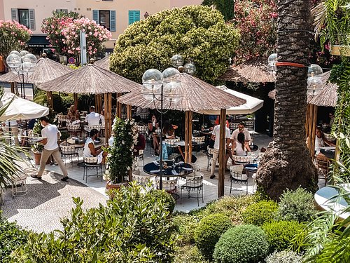 bir zamanlarin sessiz bir balikci koyu bugun fransiz rivierasinin en ikonik noktasi saint tropez RQTQYGA8