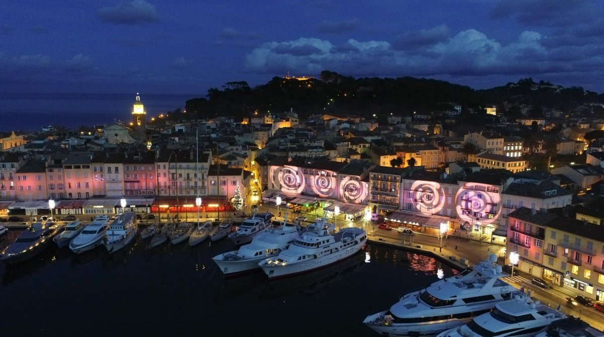 bir zamanlarin sessiz bir balikci koyu bugun fransiz rivierasinin en ikonik noktasi saint tropez