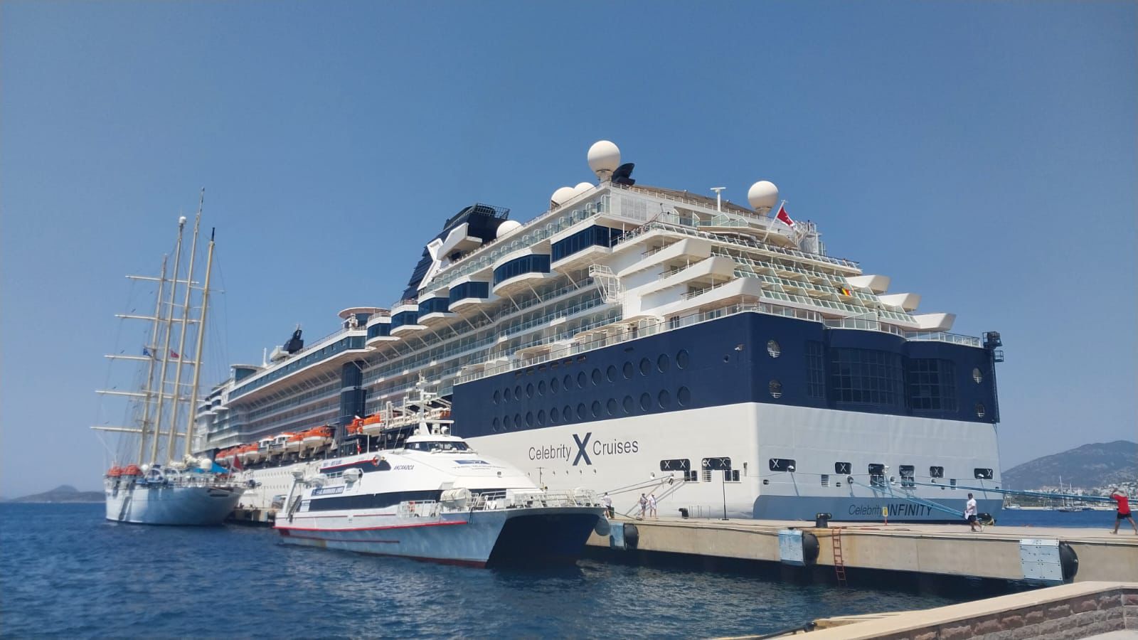 bodrum limanina iki dev yolcu gemisi geldi 1 WBqENnUF