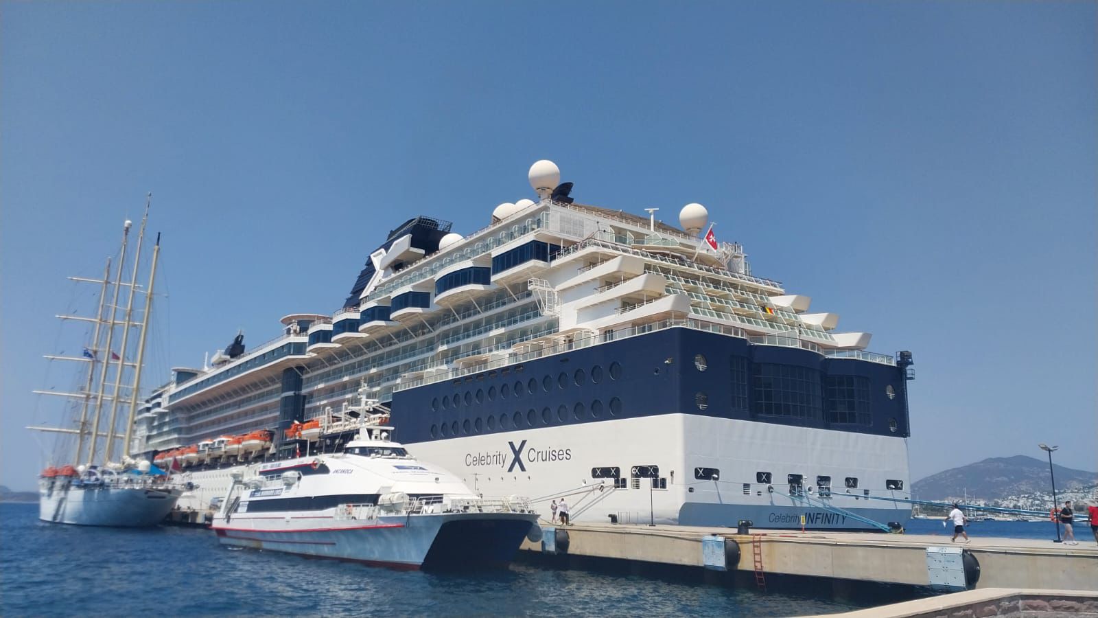bodrum limanina iki dev yolcu gemisi geldi 2 TXCYUH2a