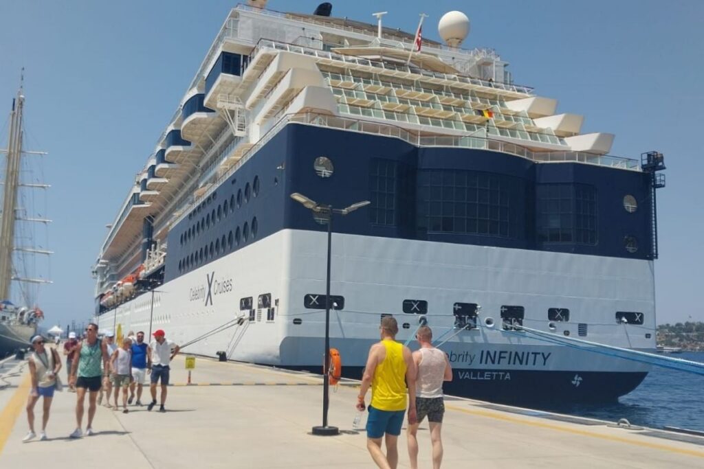 bodrum limanina iki dev yolcu gemisi geldi ceXRZLdZ