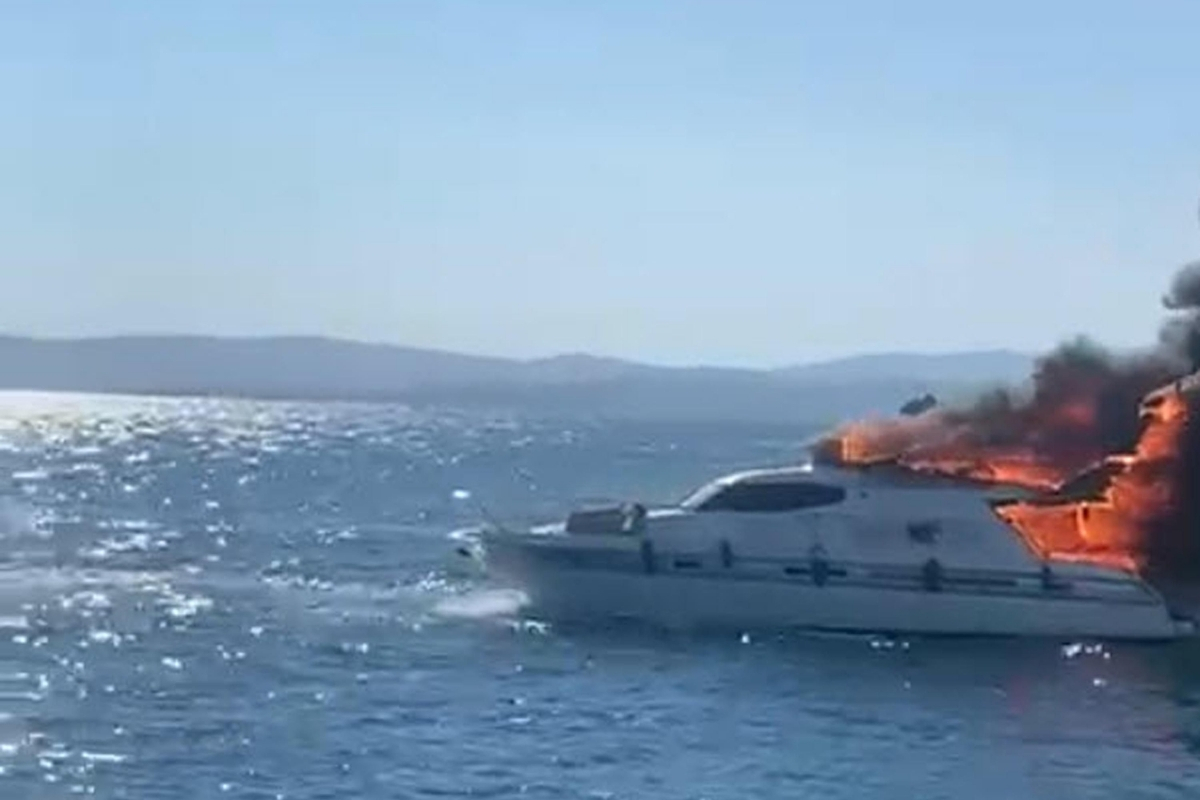 bodrum ve cesmede iki motoryat yandi 0 Fr6OTZHw