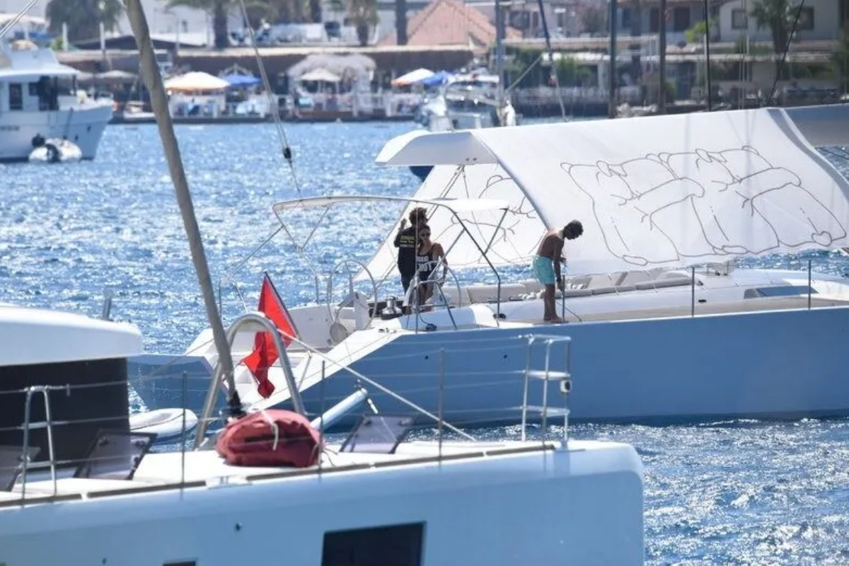 bodrumda guneslenirken arkadasinin telefonu denize dustu ronit gulcan yardima kostu 2 3KyWRtF7