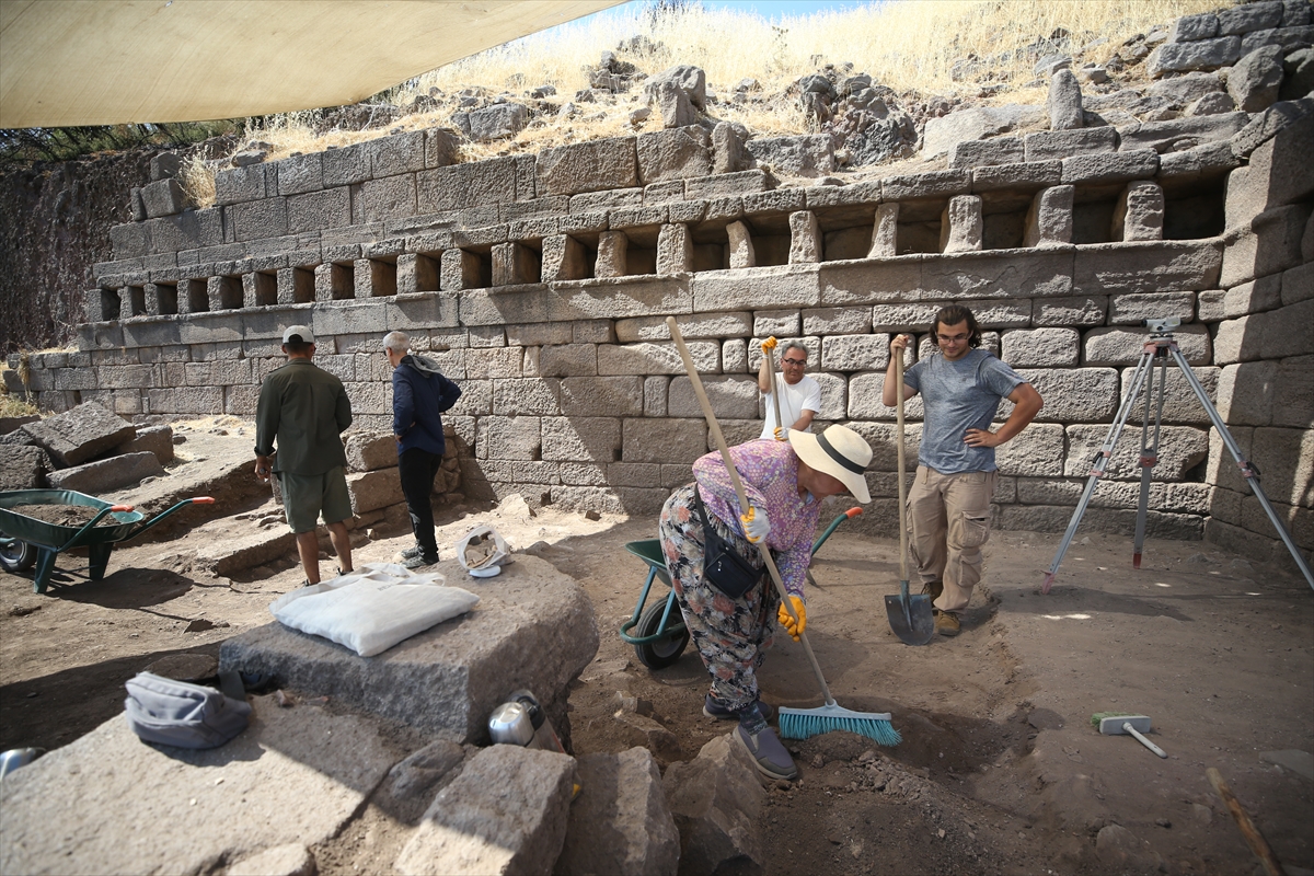 canakkale ayvacikta assos antik kentinde 3 bin 500 yillik 110 metre uzunlugunda helenistik donem