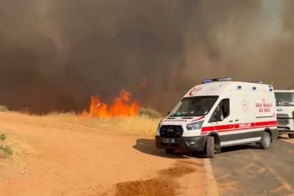 canakkale ayvacikta orman yangini cikti bazi koyler tahliye edildi q6MCZxOC
