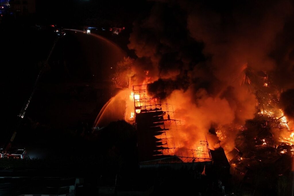 cekmekoyde cikan fabrika yanginina mudahale ediliyor Kbz3wjJK