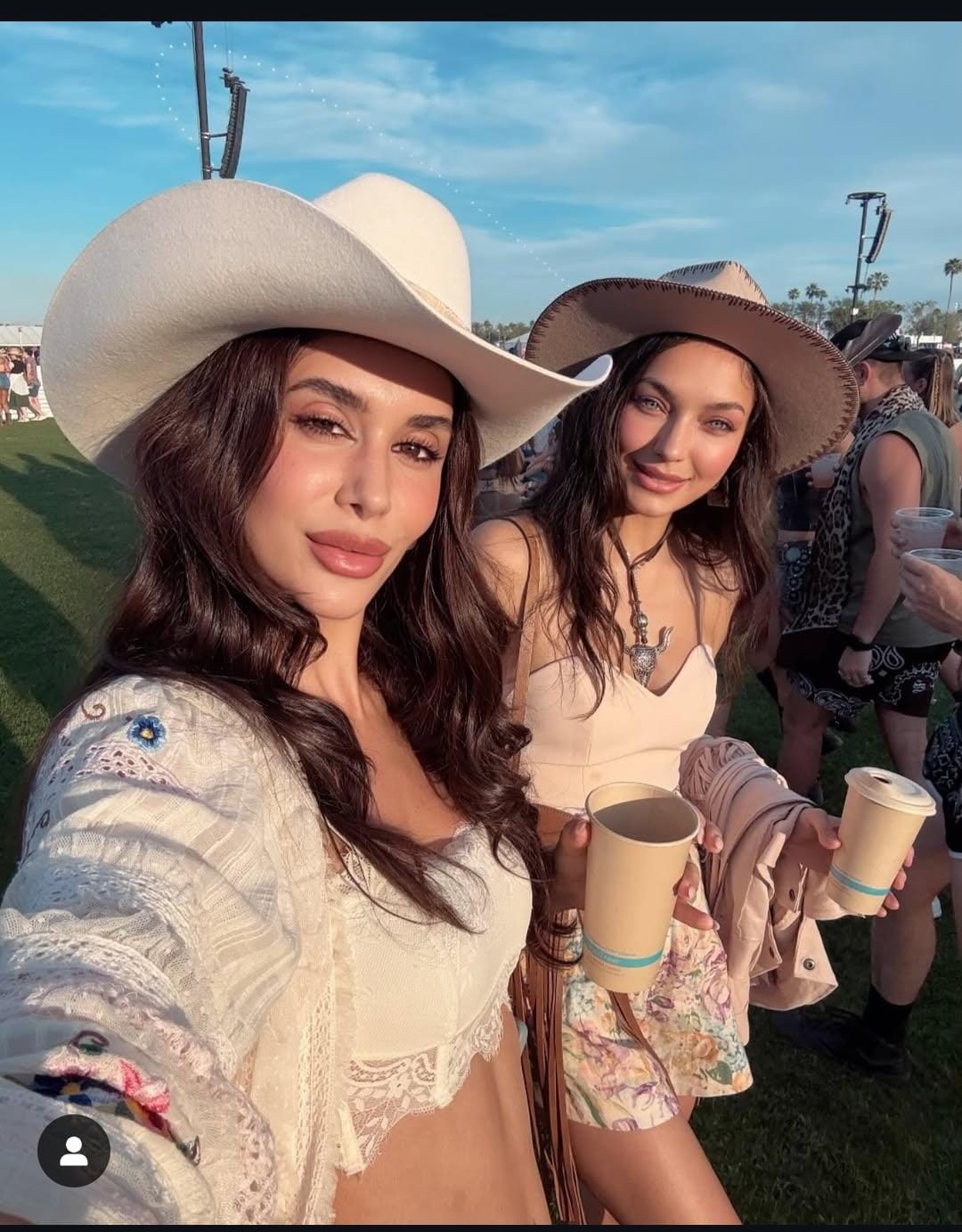 coachella 2025 basladi paris hilton hailey bieber ve turk isimler festivalde eglenceli anlar yasadi NBmKf4VM