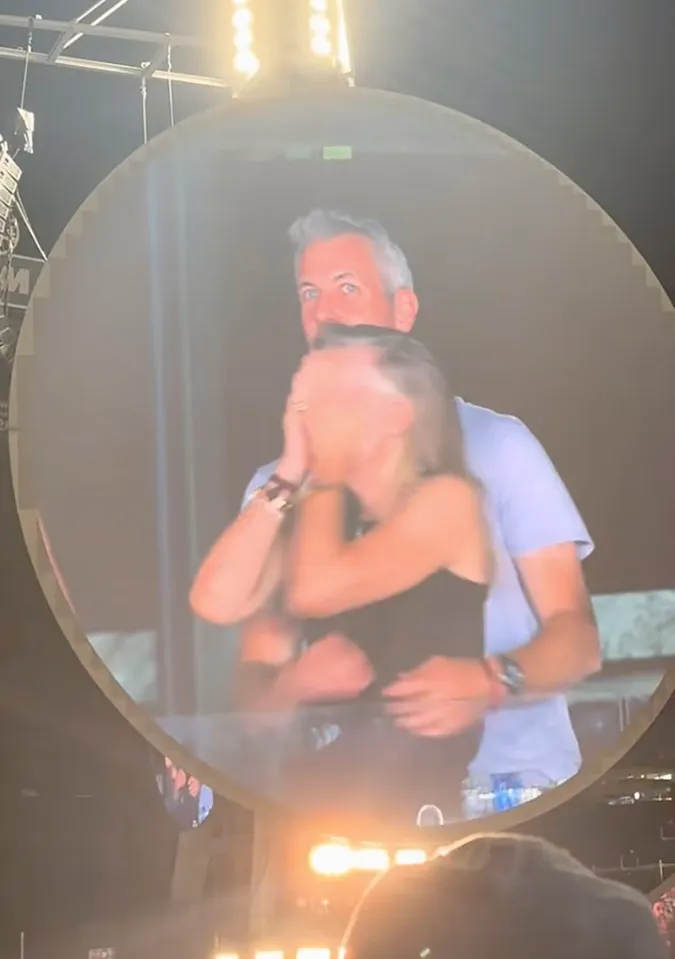 coldplay konserinde ceo ile ik muduru yakalandi grubun solisti chris martin alay etti ya juCg78eN